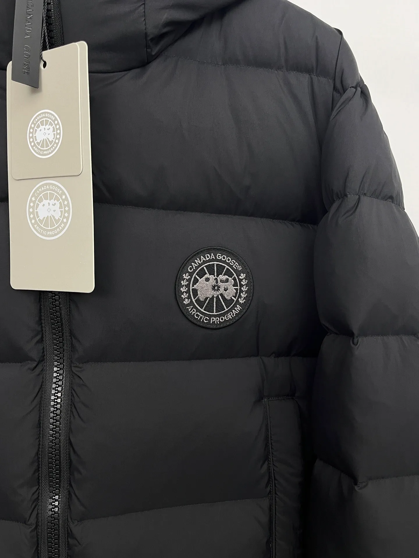 P880 CANADA GOOSE丨Ouyang Nana second generation hooded down jacket black label bread jacket for men and women, black Canada Ouyang Nana second generation latest canada goose black label is a must-have black label in the world! The latest designer styles! It has always been a favorite of fashion and is loved by fashionistas from all walks of life! Fashionable hooded cut, high-end customer-supplied fine goose down, high resilience, smooth zipper, strong and firm. Pockets on both sides can store small items, free your hands, and you can go out without worries. It can also meet the need of putting your hands in your pockets👏👏Produced by many celebrities, it can be used as a group uniform. This model uses a double-layer anti-velvet inner liner design, which has strong windproof performance and will be very warm in winter! New standard 90% goose down filling, high fluffiness, windproof hooded design. When walking outdoors, pull the collar to the highest position, put your hands in the pockets and it will be very warm. It can be easily controlled by all body types! The interior is equipped with an elastic snow skirt design for better wrapping. The simple and neat style design highlights the masculine temperament. The impeccable style is classic and never goes out of style. It is warm and practical, and it is versatile! You can enter with your eyes closed!   Filler: 90% goose down Sizes: XS S M L XL XXL